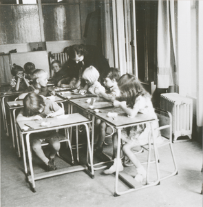 876937 Afbeelding van een groepje kinderen aan tafeltjes op de RK Kleuterschool (Waterstraat 4) in Wijk C te Utrecht, ...